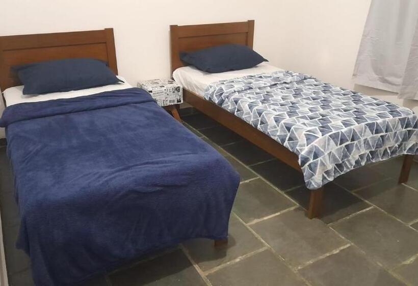 Panzió Quarto Com Três Camas De Solteiro