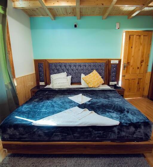The Forest Pinnacle Hostel And Café, Old Manali