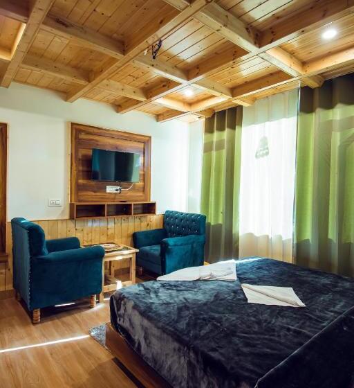 The Forest Pinnacle Hostel And Café, Old Manali