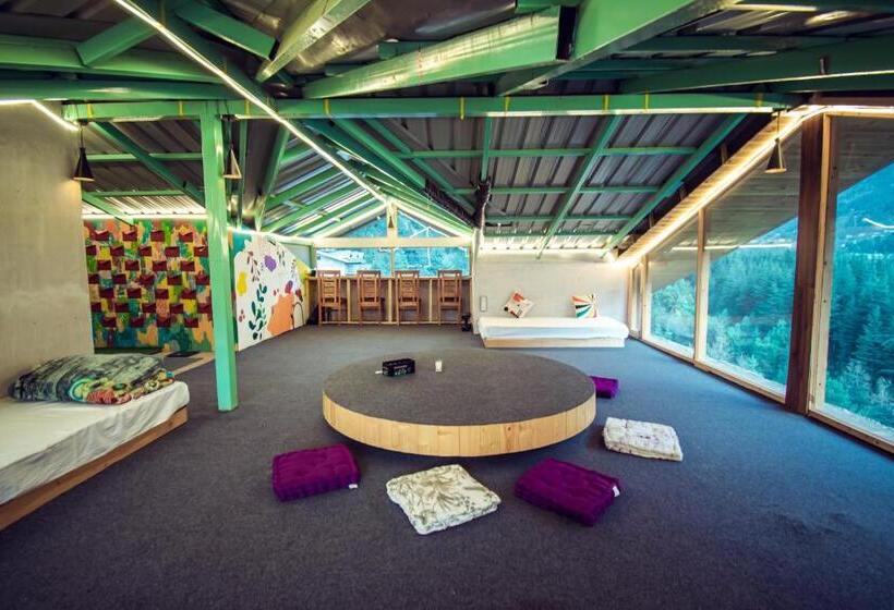 The Forest Pinnacle Hostel And Café, Old Manali