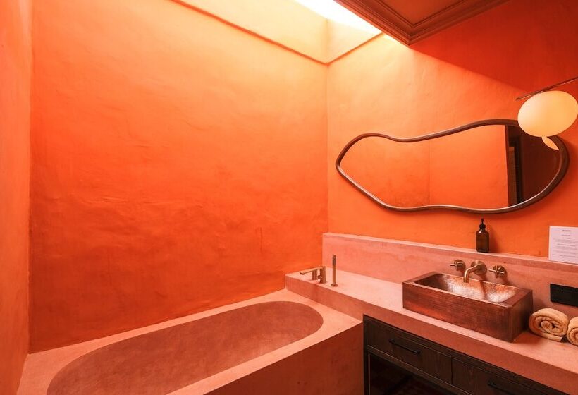 El Barrio Boutique Hotel & Bar