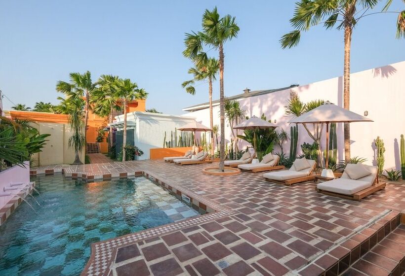 El Barrio Boutique Hotel & Bar