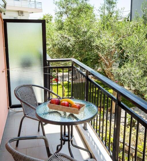 ホテル Ianos Apartments