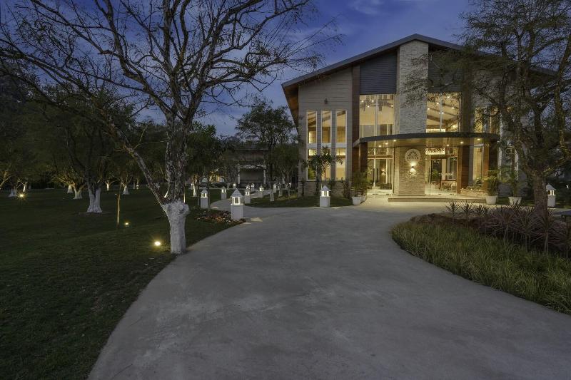 בית מלון כפרי Merak Resort Corbett