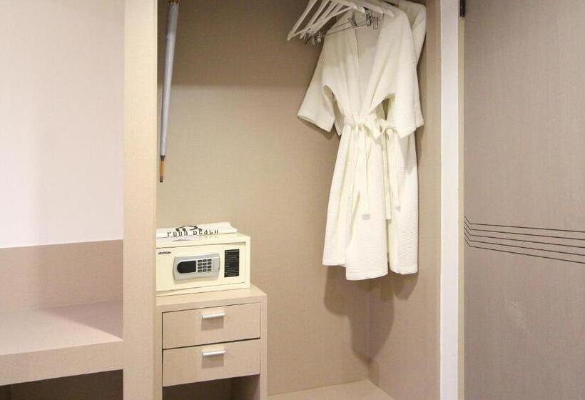 هتل Pooh Beach Resort & Spa