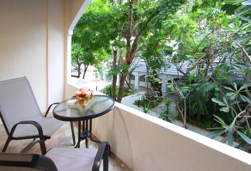 هتل Pooh Beach Resort & Spa