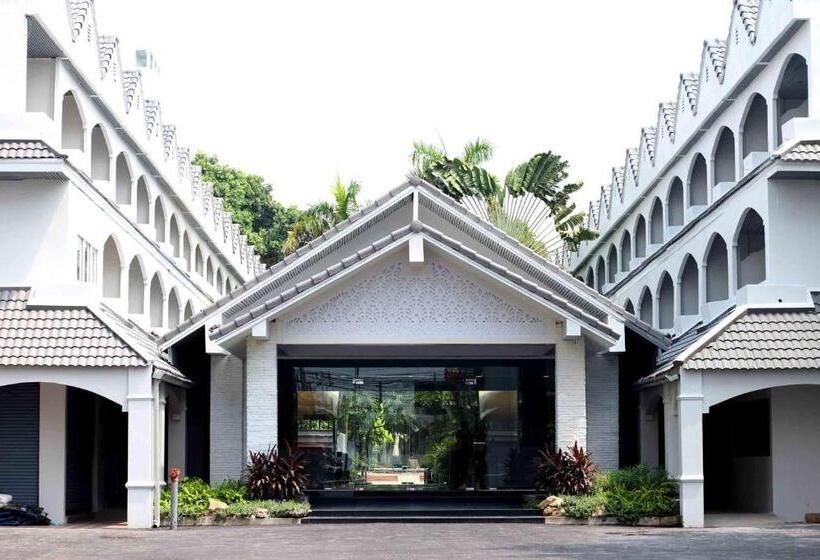 هتل Pooh Beach Resort & Spa