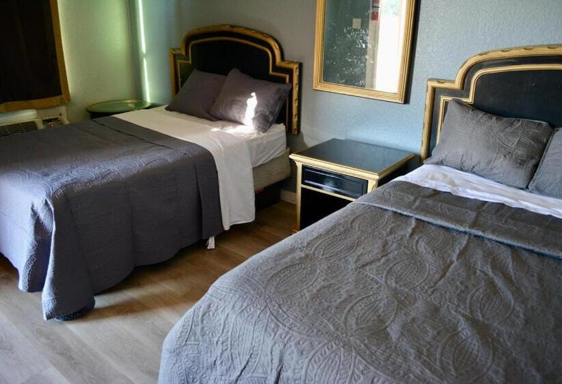 Отель Texas Lodge Kenedy