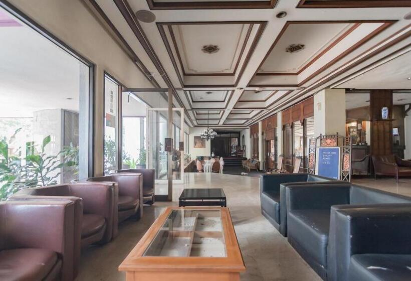 Istana Hotel Bandung Mitra Reddoorz