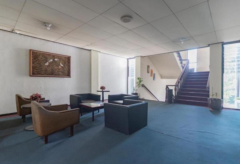 Istana Hotel Bandung Mitra Reddoorz