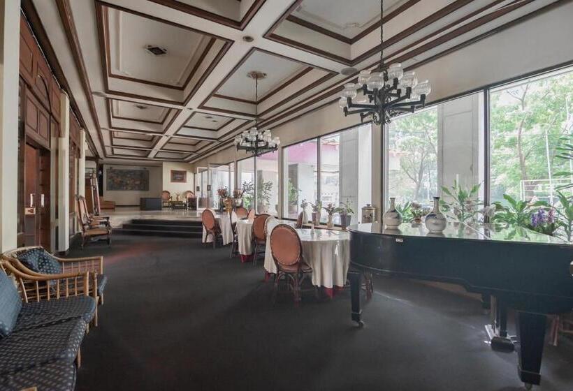 Istana Hotel Bandung Mitra Reddoorz