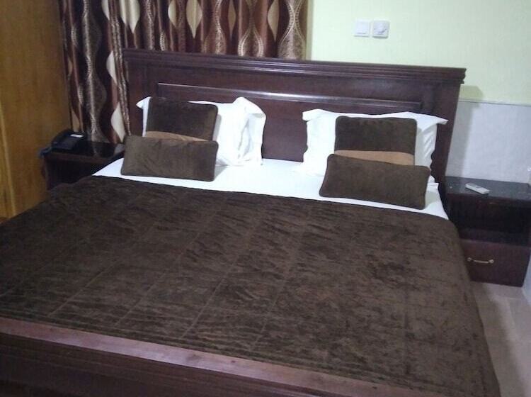 פנסיון Krobia Executive Lodge