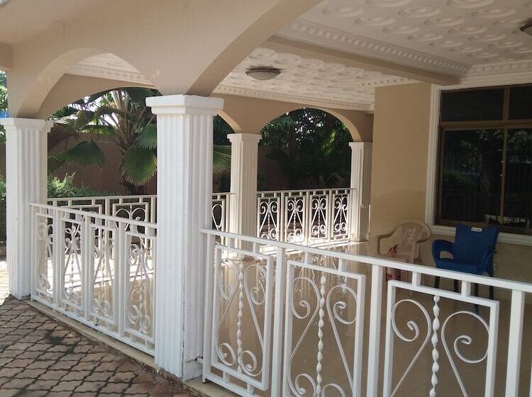 פנסיון Krobia Executive Lodge