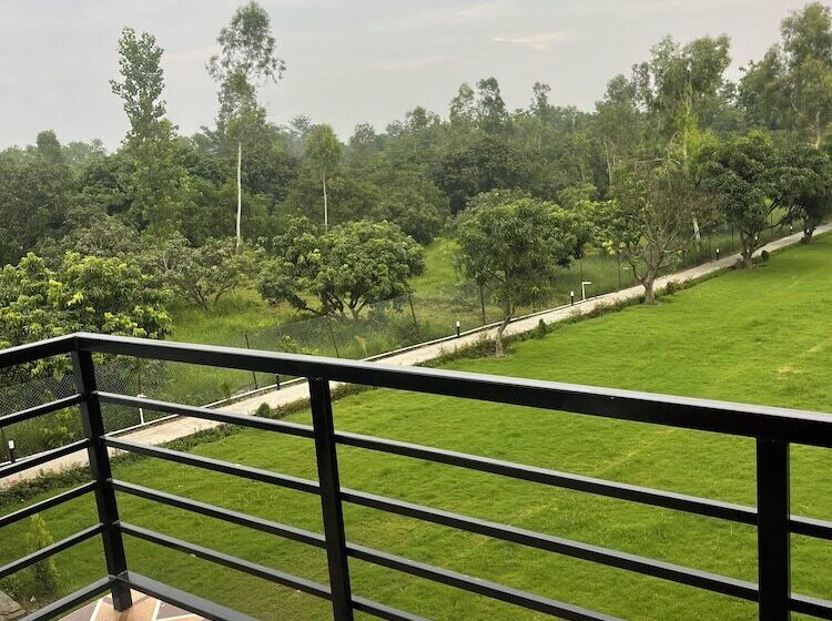 The White Oak Corbett Spa & Resort