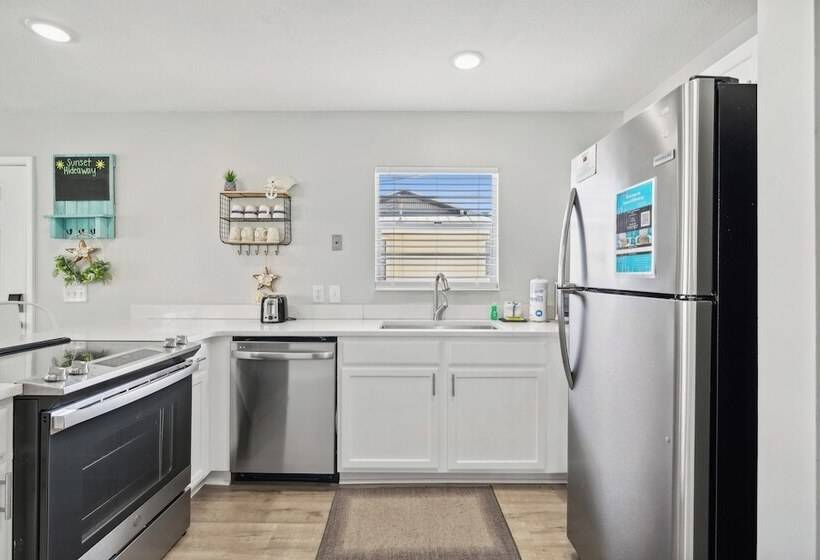 Aqua Horizon By Avantstay Pool, Near The Beach