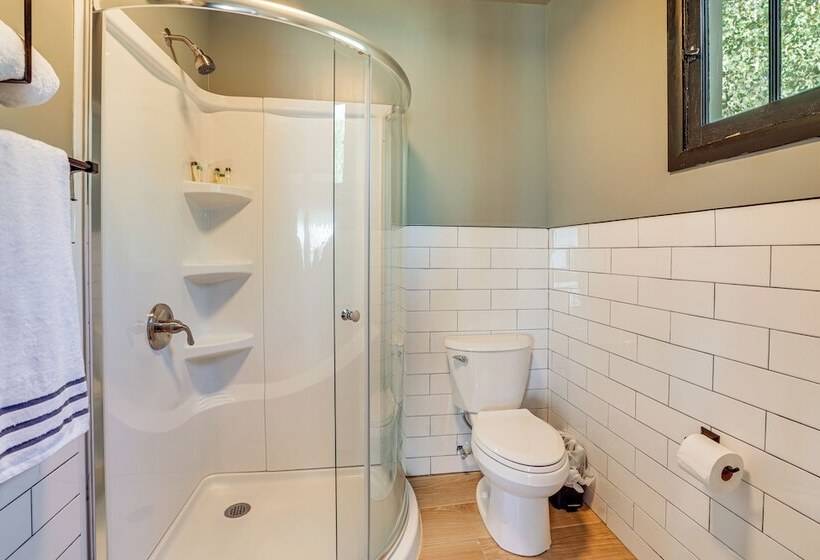 Patio & Hot Tub: Cozy Cabin Retreat In Bailey!