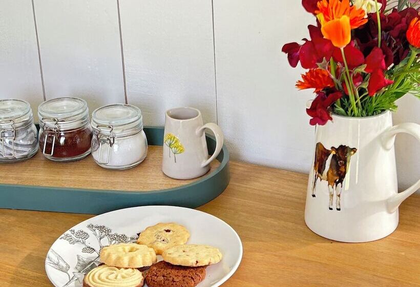 Stunning Shepherdhut/woodburner/openviews/barbeque