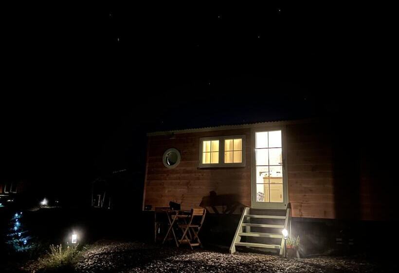 Stunning Shepherdhut/woodburner/openviews/barbeque