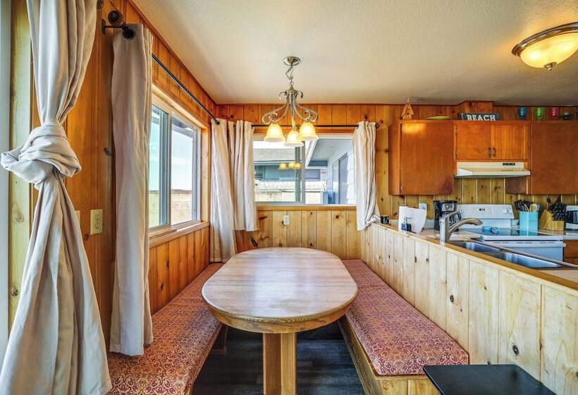 Oceanfront Cottage W/ Patio & Views In Birch Bay!