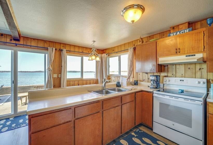 Oceanfront Cottage W/ Patio & Views In Birch Bay!