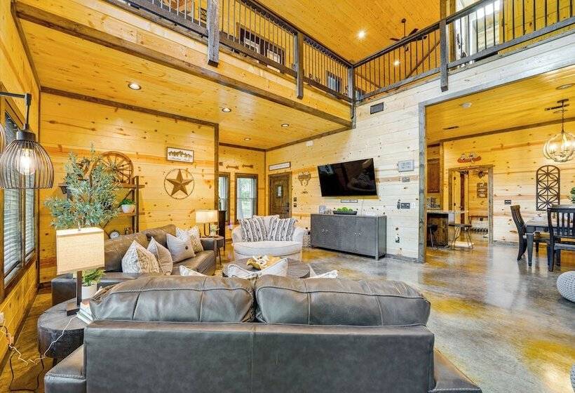 Broken Bow Cabin Near Choctaw Casino: Hot Tub!