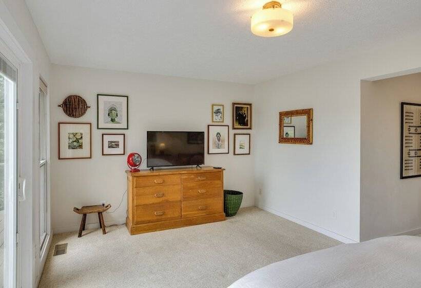 Center Hill Couples Retreat Cabin: Lake View, Deck