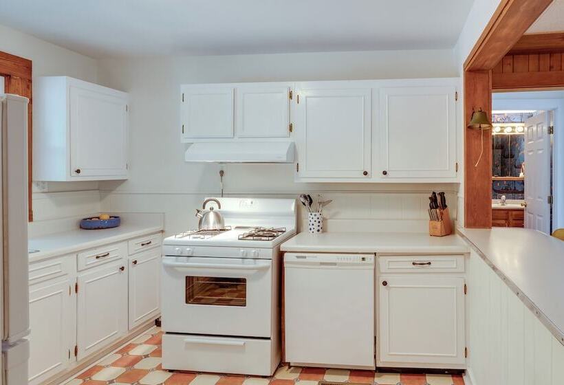 Center Hill Couples Retreat Cabin: Lake View, Deck