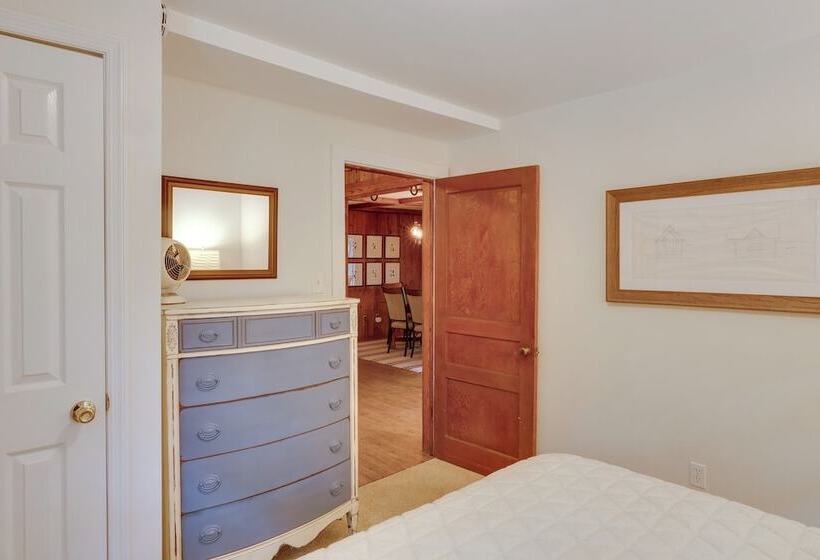 Center Hill Couples Retreat Cabin: Lake View, Deck