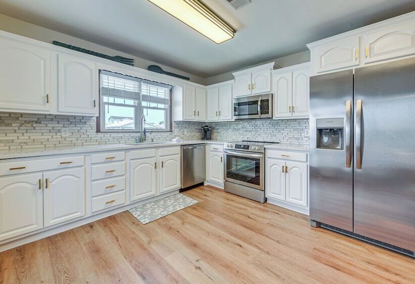 Canal Front Home W/ Deck: Walk To Holden Beach!