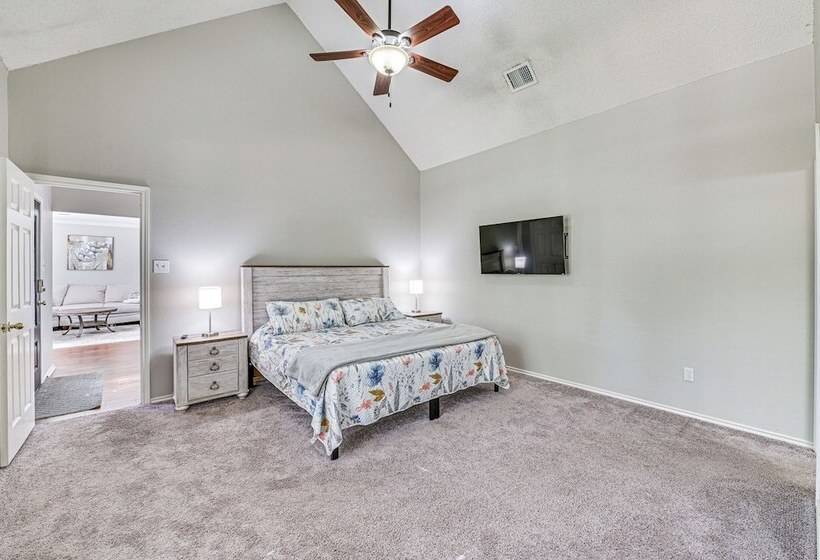 10 Mi To Lake Lewisville: Carrollton Home W/ Pool