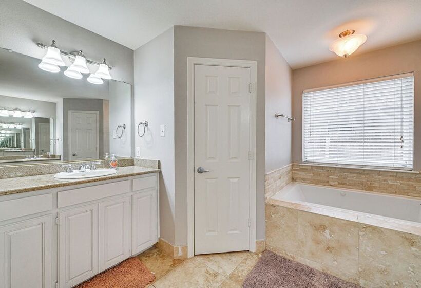 10 Mi To Lake Lewisville: Carrollton Home W/ Pool