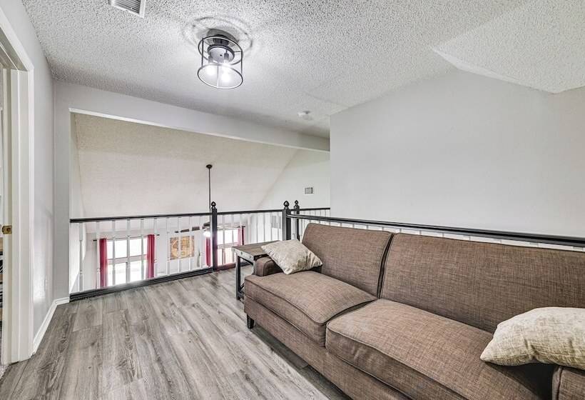 10 Mi To Lake Lewisville: Carrollton Home W/ Pool