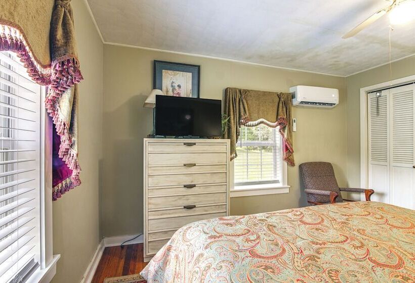 Charming Country Home W/ Yard   14 Mi To Ole Miss!