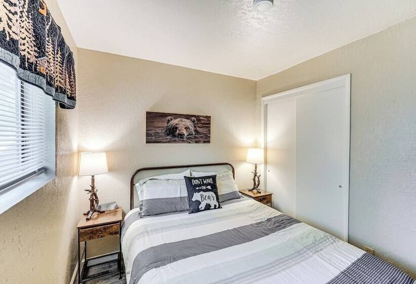 Long Barn Cabin W/ 2 Decks Near Skiing!