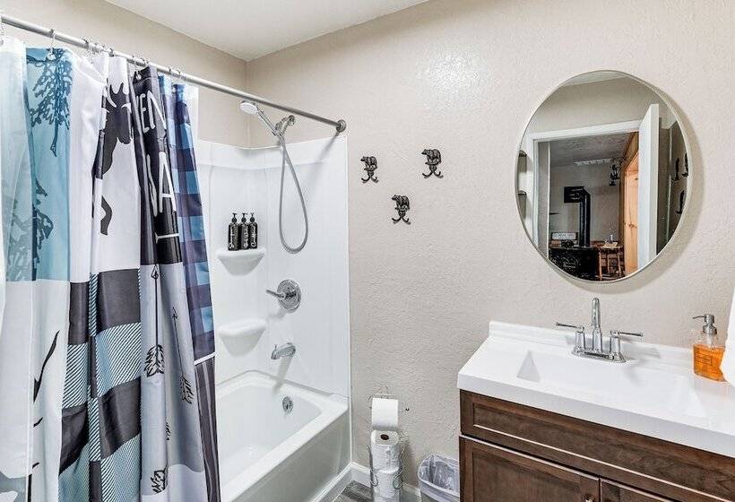 Long Barn Cabin W/ 2 Decks Near Skiing!