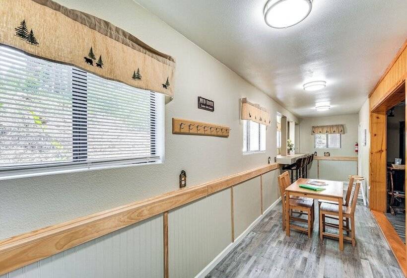 Long Barn Cabin W/ 2 Decks Near Skiing!