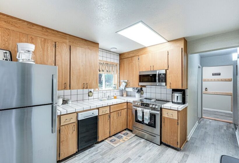 Long Barn Cabin W/ 2 Decks Near Skiing!