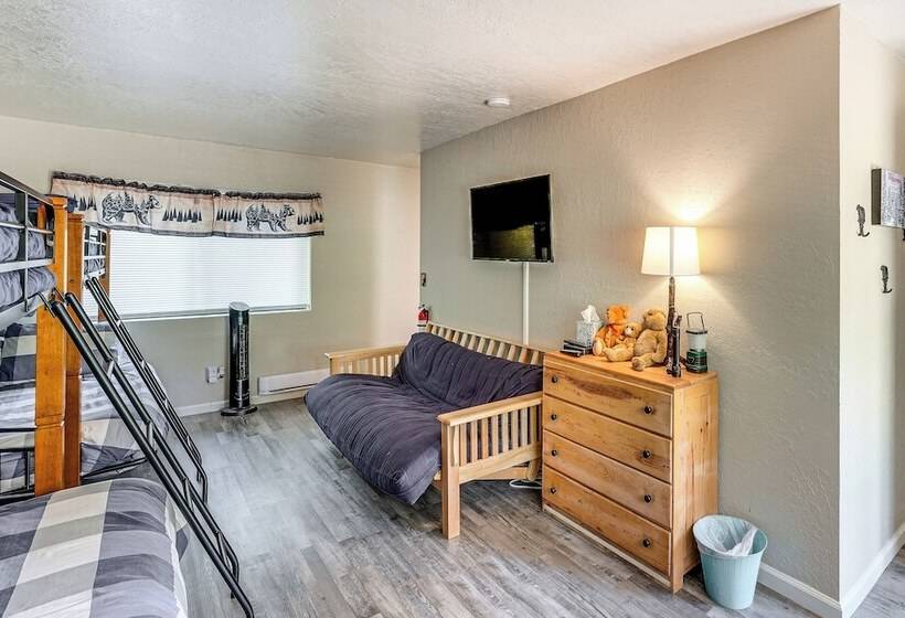 Long Barn Cabin W/ 2 Decks Near Skiing!