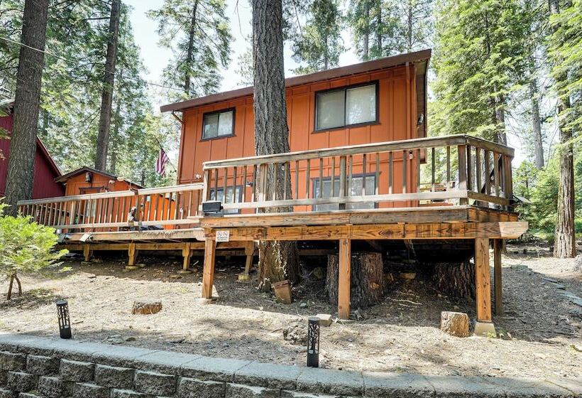 Long Barn Cabin W/ 2 Decks Near Skiing!