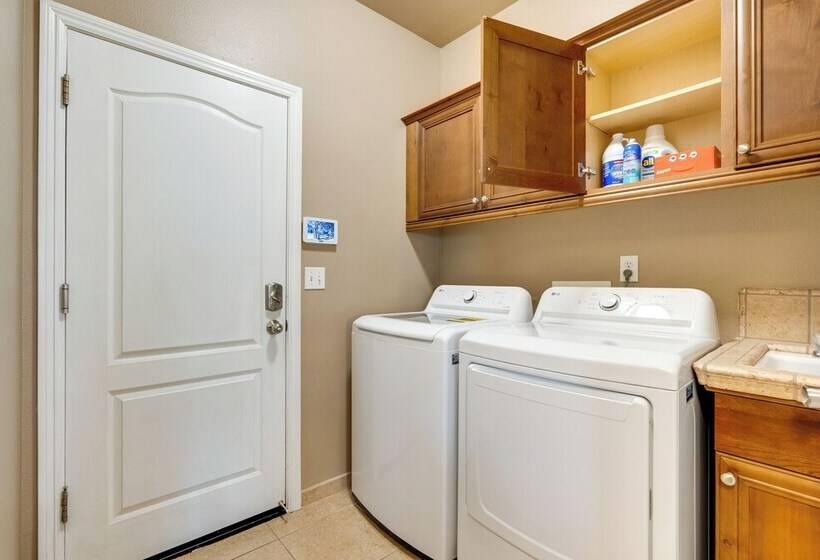 Clovis Retreat W/ Patio & Yard ~ 3 Mi To Old Town!