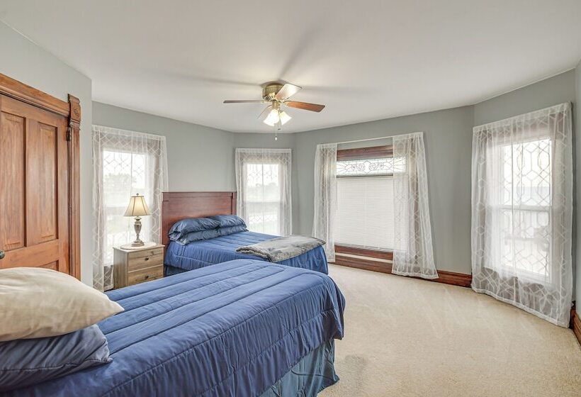 Countryside Biggsville Home W/ Yard, Dogs Welcome!