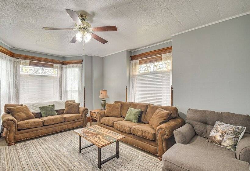 Countryside Biggsville Home W/ Yard, Dogs Welcome!