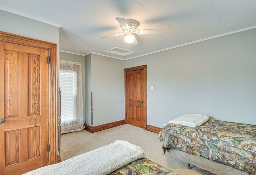 Countryside Biggsville Home W/ Yard, Dogs Welcome!