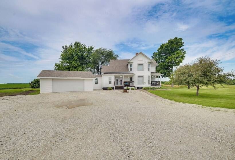 Countryside Biggsville Home W/ Yard, Dogs Welcome!