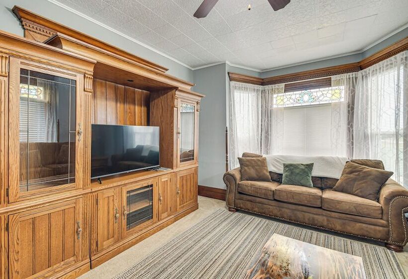 Countryside Biggsville Home W/ Yard, Dogs Welcome!