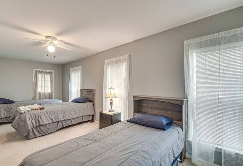 Countryside Biggsville Home W/ Yard, Dogs Welcome!