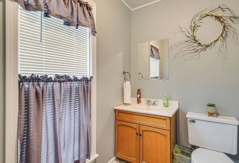 Countryside Biggsville Home W/ Yard, Dogs Welcome!