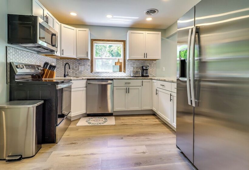 Cozy Grass Lake Home W/ Patio, Fire Pit & Kayaks!