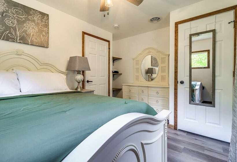 Cozy Grass Lake Home W/ Patio, Fire Pit & Kayaks!