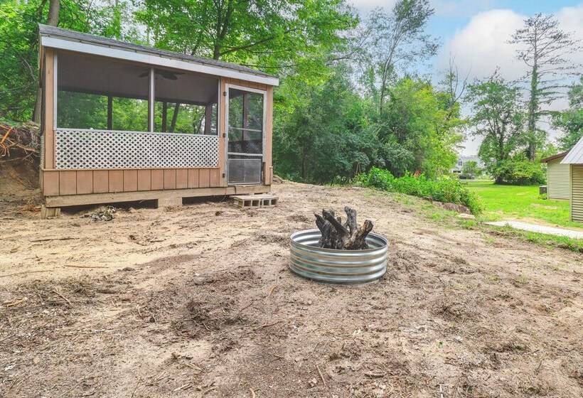 Cozy Grass Lake Home W/ Patio, Fire Pit & Kayaks!